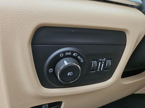 Used 2023 Jeep Grand Cherokee L Limited w/ Luxury Tech Group II AWD/4WD image 23