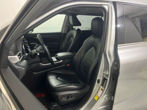 Used 2020 Toyota Highlander XLE image 19