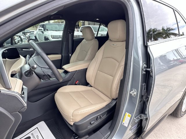 Used 2024 Cadillac XT4 Luxury w/ Cold Weather Package FWD image 19