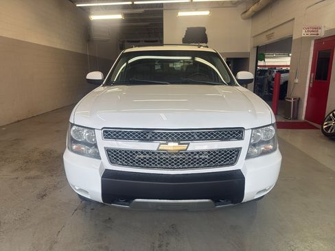 Used 2011 Chevrolet Avalanche LT w/ Luxury Package image 2