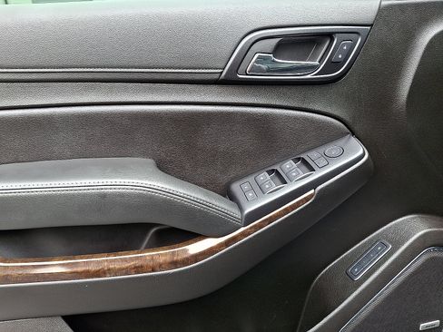 Used 2019 Chevrolet Suburban LT AWD/4WD image 12