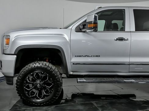 Used 2018 GMC Sierra 2500 Denali w/ Duramax Plus Package AWD/4WD image 6