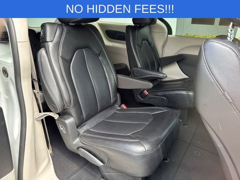 Used 2023 Chrysler Pacifica Touring-L image 38