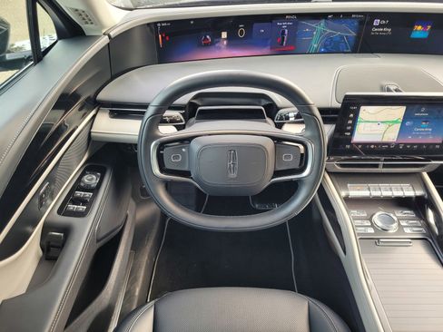 Used 2025 Lincoln Nautilus Premier image 11