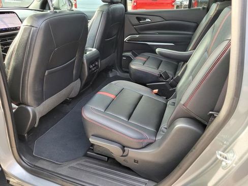 Used 2024 Chevrolet Traverse RS image 3