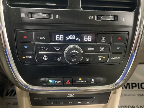 Used 2015 Chrysler Town & Country Limited Platinum image 29