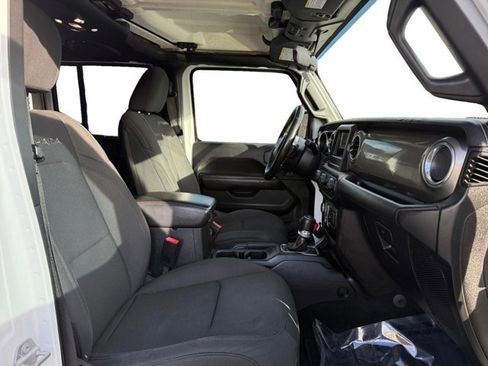 Used 2020 Jeep Wrangler Unlimited Sahara image 12