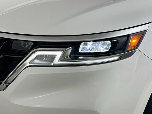 Used 2023 Kia Carnival LX FWD image 32