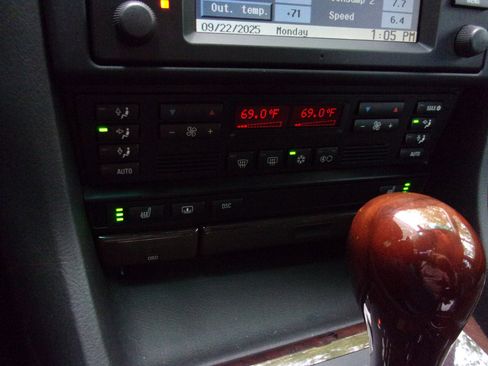 Used 2001 BMW 740iL image 32