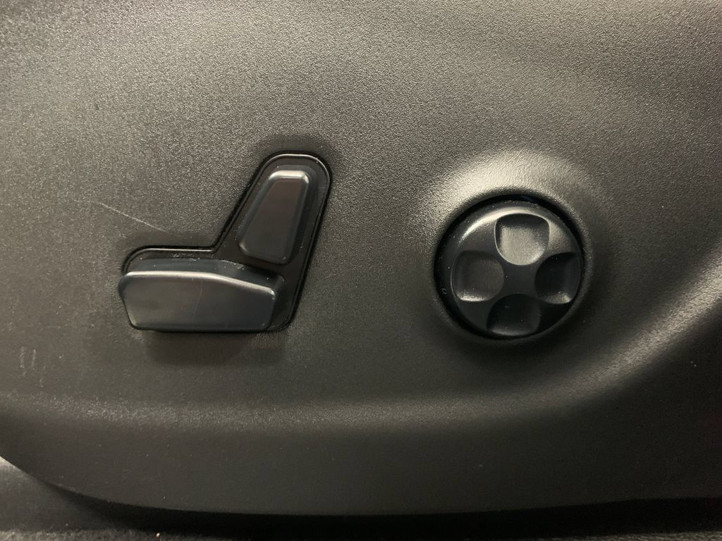 Used 2019 Jeep Cherokee Latitude Plus AWD/4WD image 14
