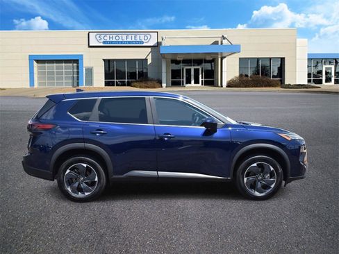 Used 2024 Nissan Rogue SV AWD/4WD image 2