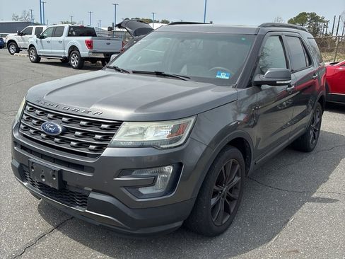Used 2017 Ford Explorer XLT w/ Equipment Group 202A image 2