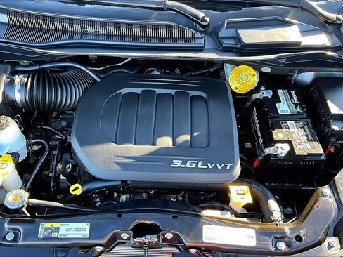 Used 2018 Dodge Grand Caravan SE w/ UConnect Hands-Free Group image 30