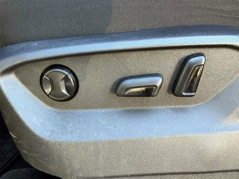 Used 2023 Volkswagen Atlas Cross Sport SE image 25