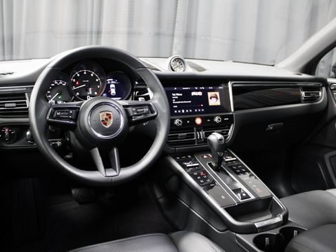 Used 2025 Porsche Macan image 4