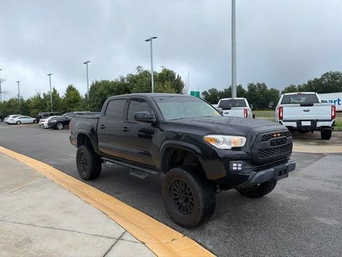 Used 2021 Toyota Tacoma SR AWD/4WD image 7