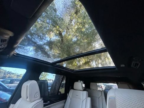 Used 2021 Cadillac Escalade Premium Luxury AWD/4WD image 14