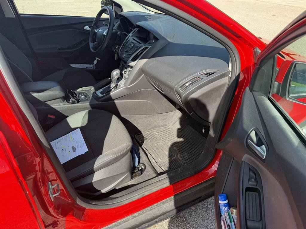 Used 2014 Ford Focus SE w/ SE Winter Package FWD image 23