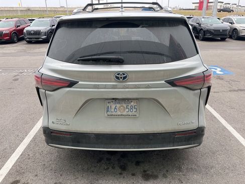 Used 2025 Toyota Sienna Platinum image 7