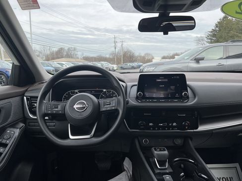 Used 2022 Nissan Rogue SV image 5