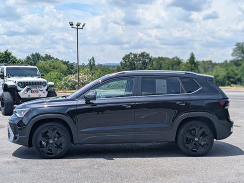 Used 2025 Volkswagen Taos SE w/ Black Wheel Package FWD image 6