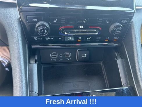 Used 2023 Jeep Grand Cherokee L Laredo RWD image 15