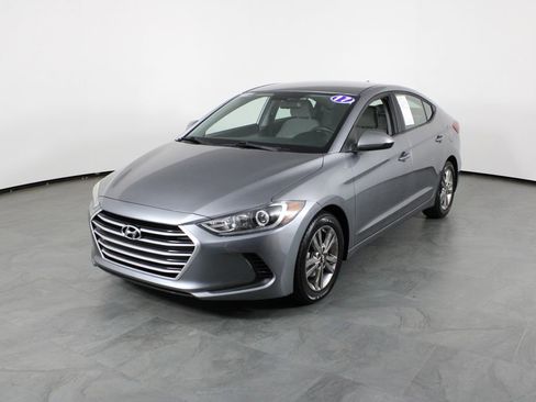 Used 2017 Hyundai Elantra SE image 2
