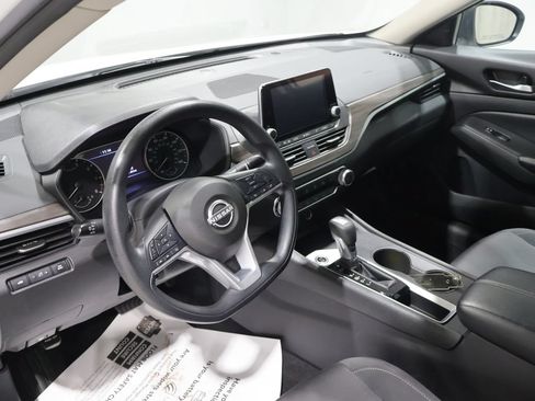 Used 2025 Nissan Altima 2.5 SV FWD image 15