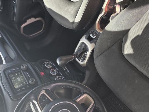 Used 2016 Jeep Renegade Latitude FWD image 11