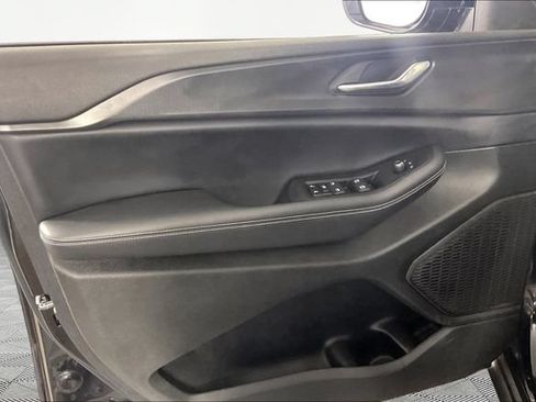 Used 2024 Jeep Grand Cherokee Altitude AWD/4WD image 19