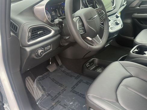 New 2026 Chrysler Pacifica Select image 20