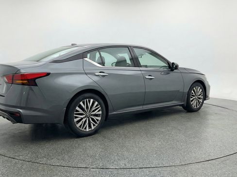 Used 2025 Nissan Altima 2.5 SV FWD image 9