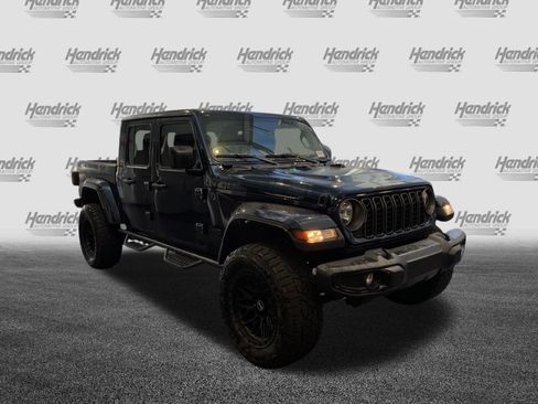 Used 2025 Jeep Gladiator Sport AWD/4WD image 2