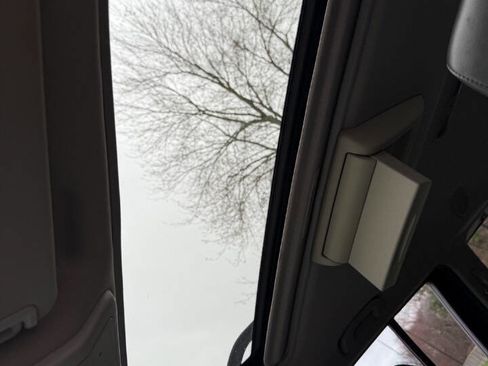 Used 2010 Nissan Pathfinder LE w/ Navigation Pkg image 28