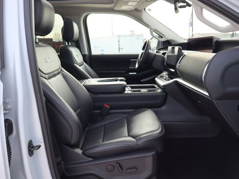 Used 2025 Ford Expedition Platinum image 14