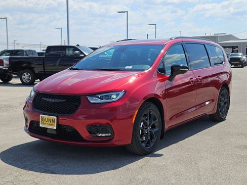 New 2026 Chrysler Pacifica Limited w/ S Appearance Package image 7