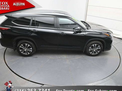 Used 2023 Toyota Highlander XLE AWD/4WD image 28