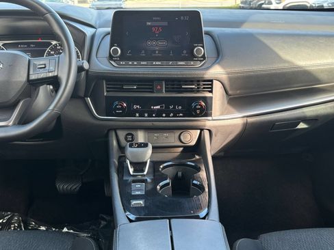 Used 2025 Nissan Rogue SV FWD image 17