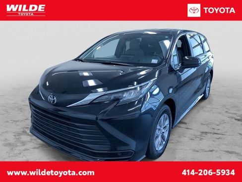 Used 2026 Toyota Sienna LE FWD image 1