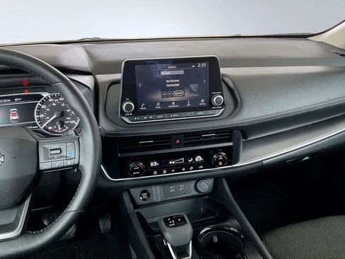 Used 2025 Nissan Rogue SV image 9