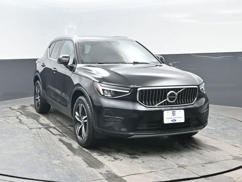 Used 2024 Volvo XC40 B5 Core image 2
