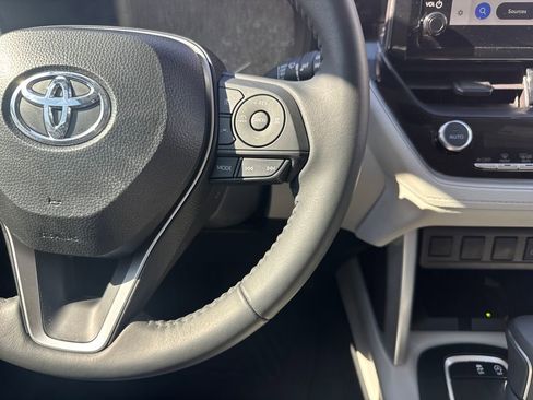 Certified 2025 Toyota Corolla Cross LE image 28