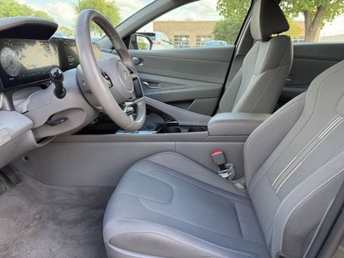 Used 2025 Hyundai Elantra SEL image 28