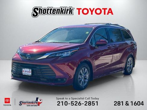 Certified 2023 Toyota Sienna LE image 1