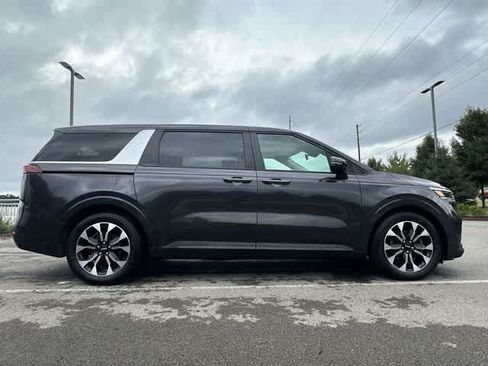 Used 2024 Kia Carnival EX FWD image 3