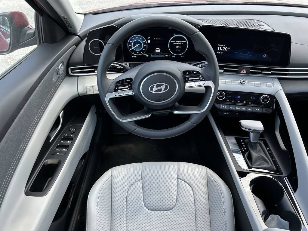 New 2025 Hyundai Elantra Limited FWD image 4