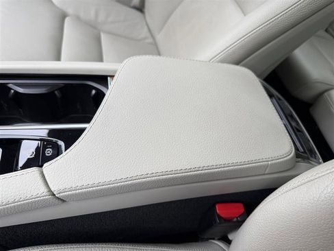 Used 2021 Volvo XC90 T6 Momentum w/ Climate Package image 33