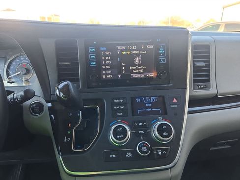 Used 2017 Toyota Sienna XLE image 29