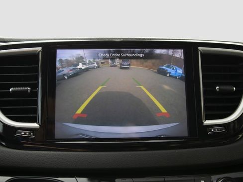 Used 2024 Chrysler Pacifica Touring-L image 14