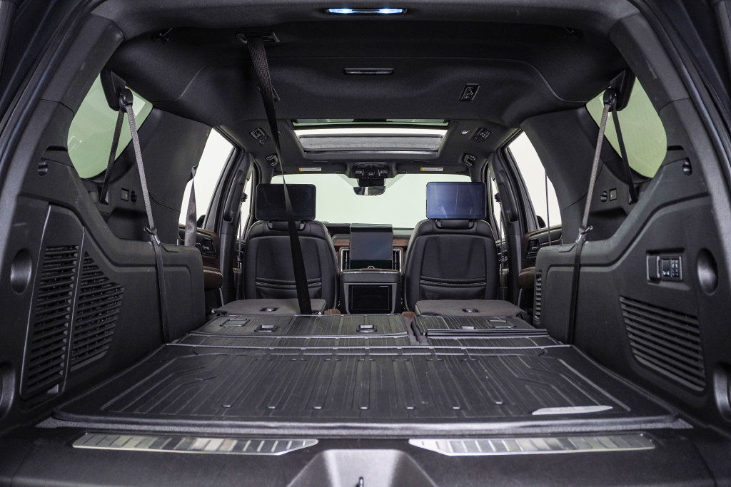 Used 2025 GMC Yukon XL Denali Ultimate w/ LPO, Floor Liner Package AWD/4WD image 33